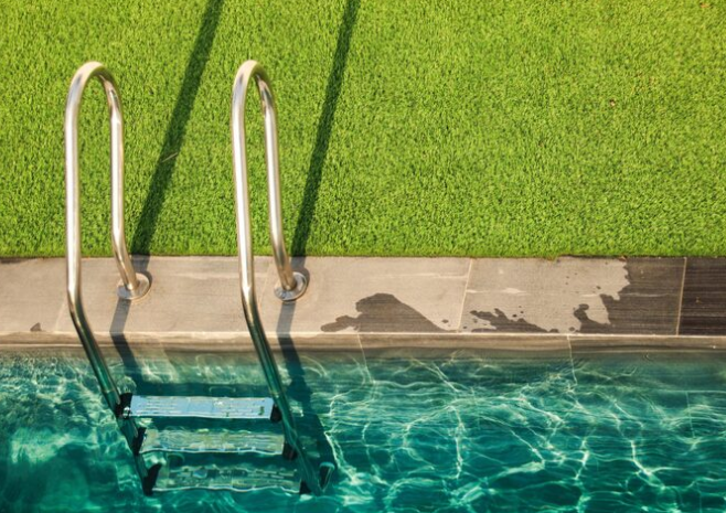 Grama sintética para piscina: o toque de conforto e segurança que falta na sua área de lazer