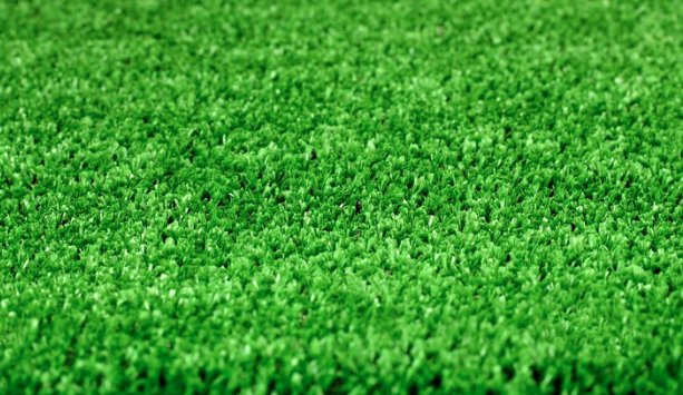 Grama sintética na garagem: estética e conforto em áreas externas