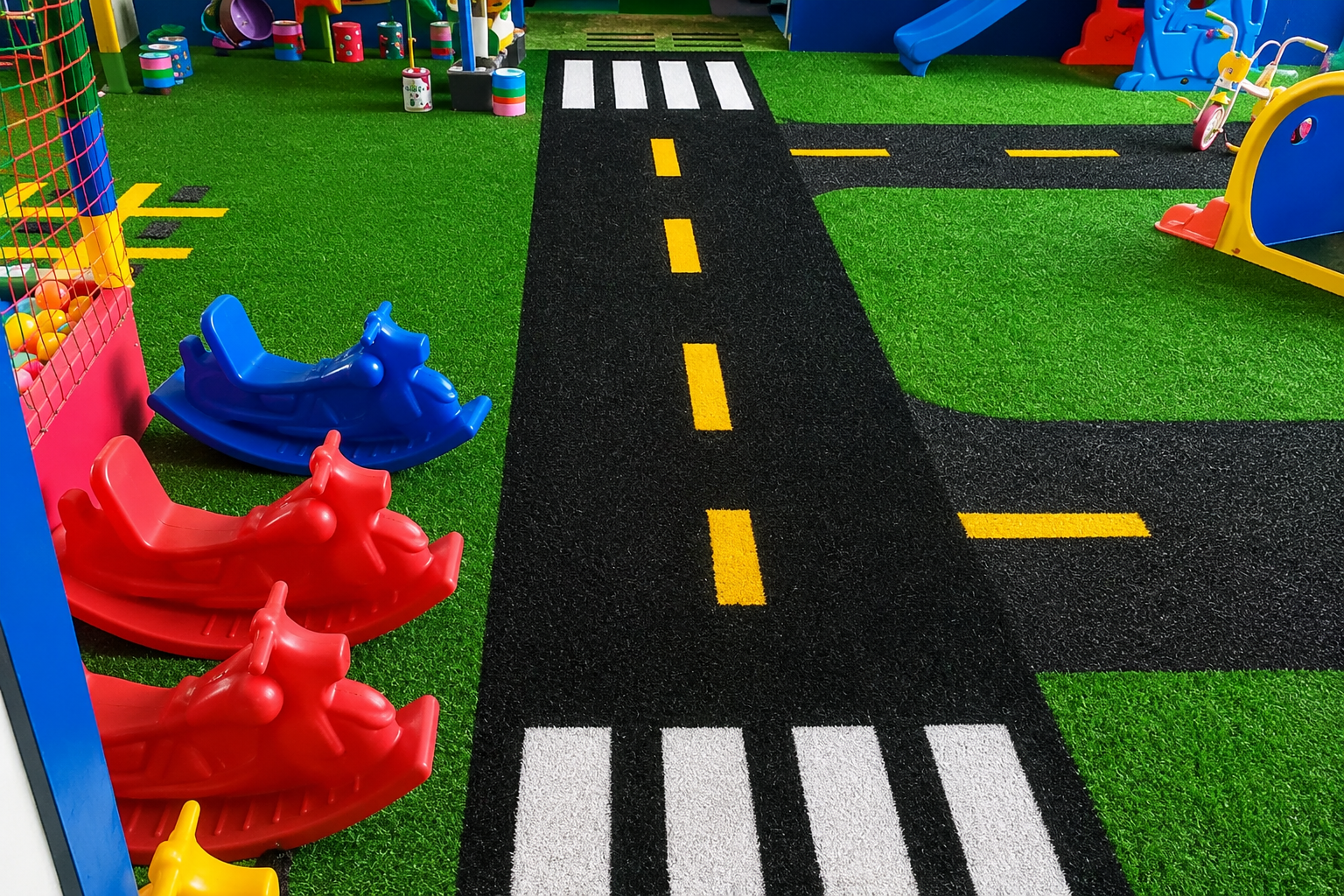 Saiba como planejar um playground infantil seguro e funcional, escolhendo brinquedos, piso, circulação e instalação adequados para cada espaço